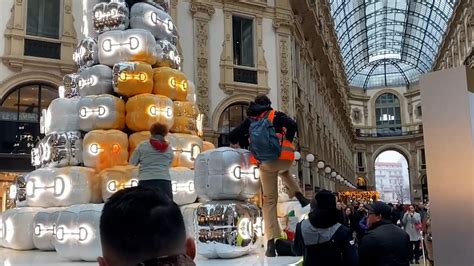 Milano, vandalizzato da Ultima Generazione l’albero di Gucci in 